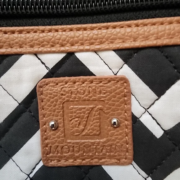 Stone Mountain Accessories Black & Cream Chevron Crossbody Bag - Picture 4 of 8